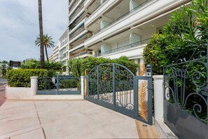 A gated entrance to a multi-story residential building with a balcony on each floor. - "Sea View on La Croisette" Apartment with Balcony and Wi-Fi (Cannes)