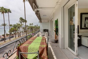 Outdoor dining - "Sea View on La Croisette" Apartment with Balcony and Wi-Fi (Cannes)