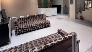 Un moderno vestíbulo con un mostrador de recepción, asientos con diseño y una escalera.
