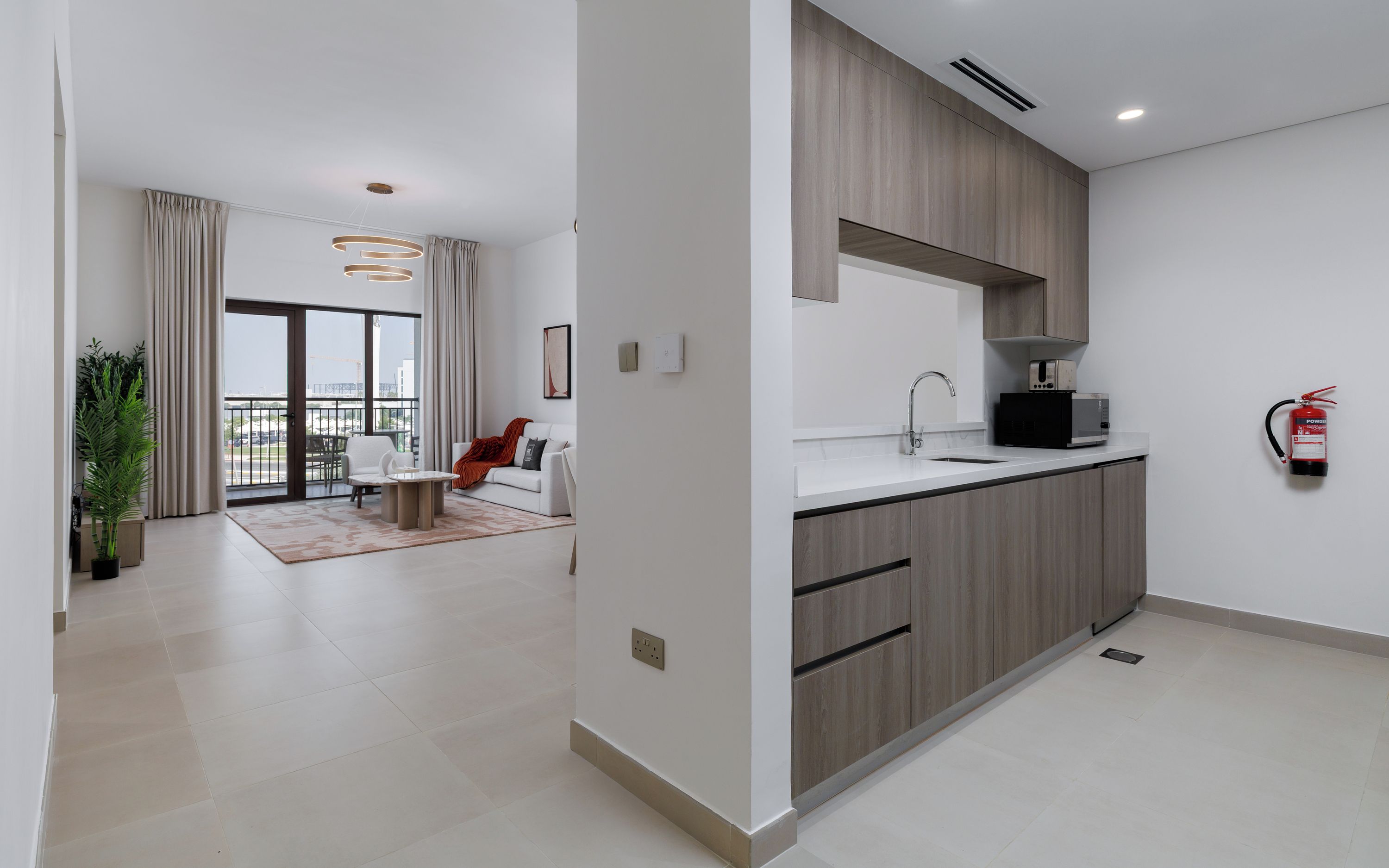 Eine moderne Wohnung mit Küche, Essbereich und Wohnzimmer.