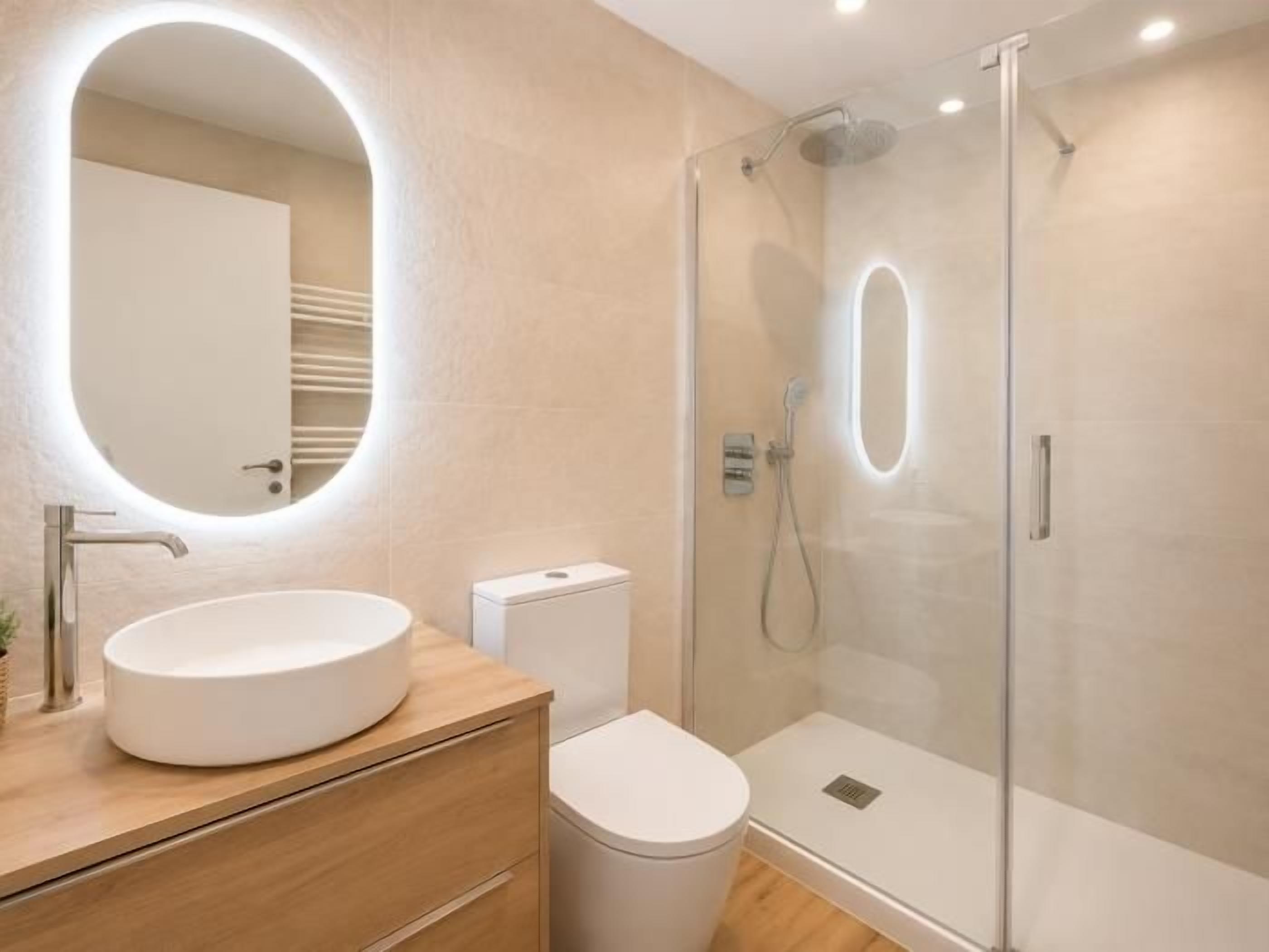 Een douche, een haardroger, handdoeken