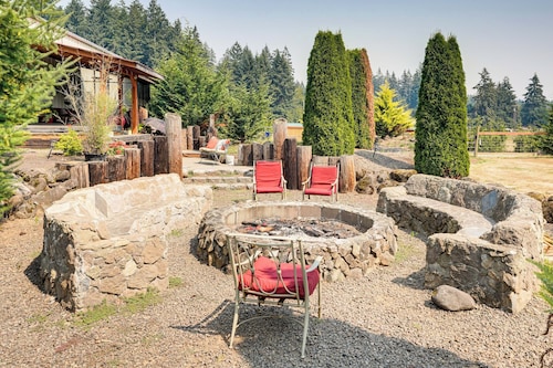 Ranch Suite w/ Hot Tub! Couple’s Stay in La Center