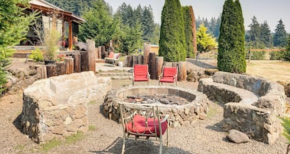 Ranch Suite w/ Hot Tub! Couple’s Stay in La Center