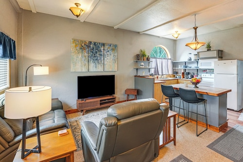 Ranch Suite w/ Hot Tub! Couple ’s Stay in La Center
