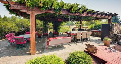 Ranch Suite w/ Hot Tub! Couple’s Stay in La Center