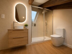 A modern bathroom with a shower, toilet, and vanity. - Leonor de Aquitania - Apartamento Deluxe (Avila)