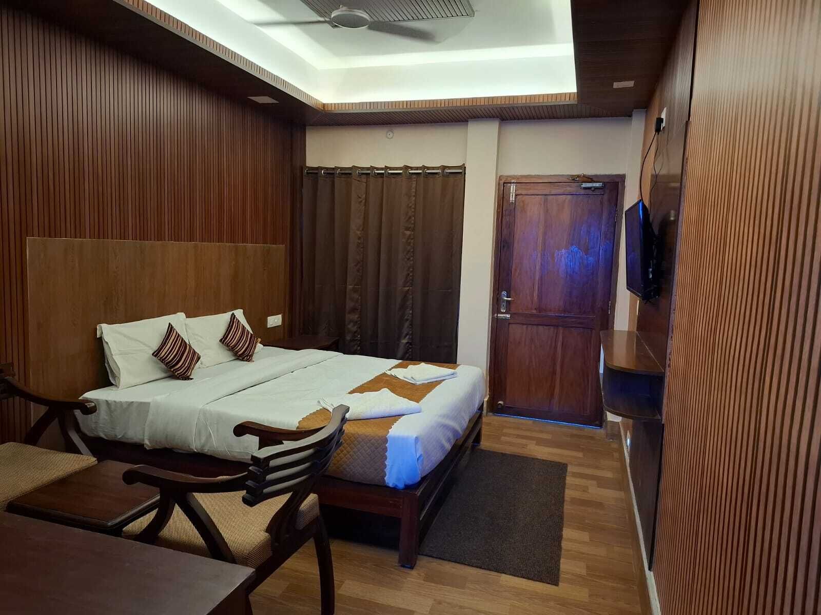 Quarto casal luxo, sacada, vista para a cidade | Escrivaninha, espaço de trabalho para notebook, Wi-Fi de cortesia