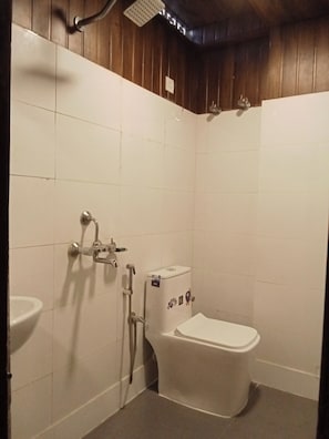 Deluxe tweepersoonskamer, balkon, uitzicht op stad | Badkamer | Handdoeken