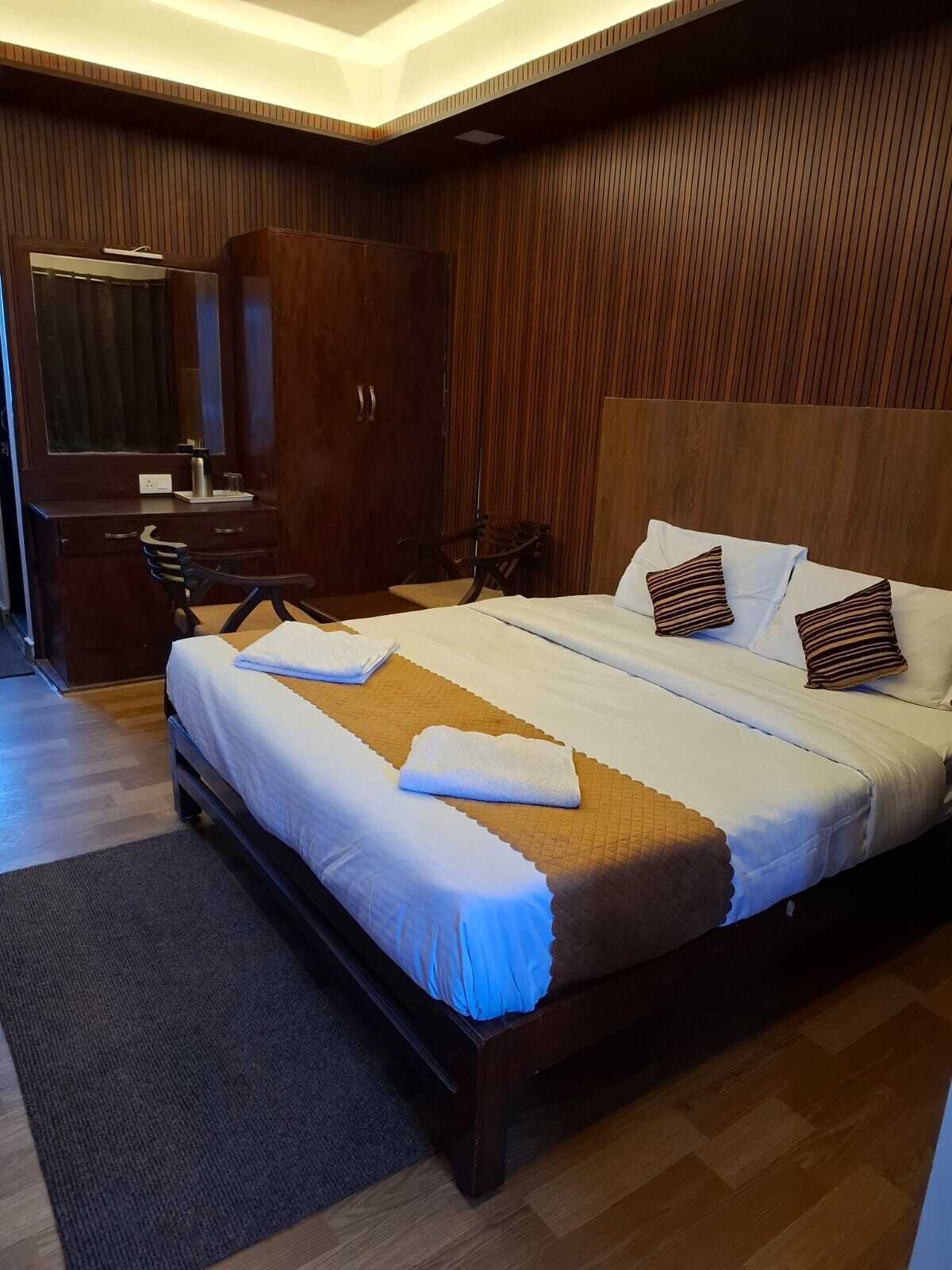 Quarto casal luxo, sacada, vista para a cidade | Escrivaninha, espaço de trabalho para notebook, Wi-Fi de cortesia