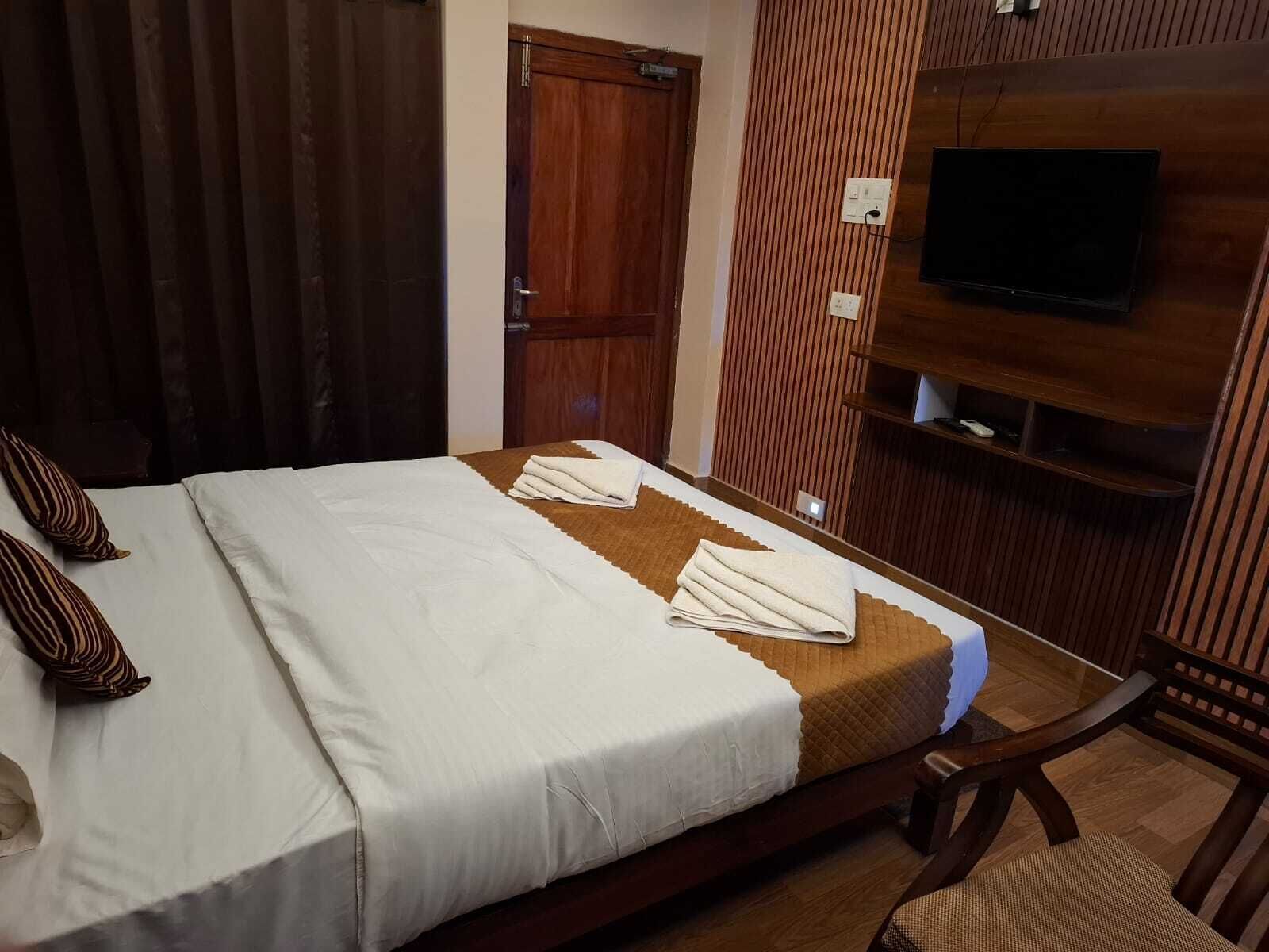 Quarto casal luxo, sacada, vista para a cidade | Escrivaninha, espaço de trabalho para notebook, Wi-Fi de cortesia