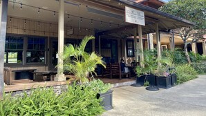 Ein Restaurant mit überdachter Terrasse, Außenbereich und einem Schild mit der Aufschrift 'The P's House Restaurant and Bar'.