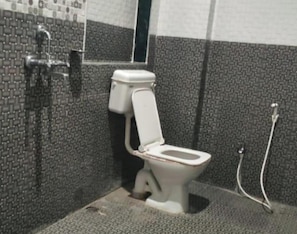 Suite | Bathroom | Shower, towels - River View Resort (Chainpur)