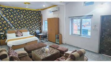 Suite | Rollaway beds, bed sheets