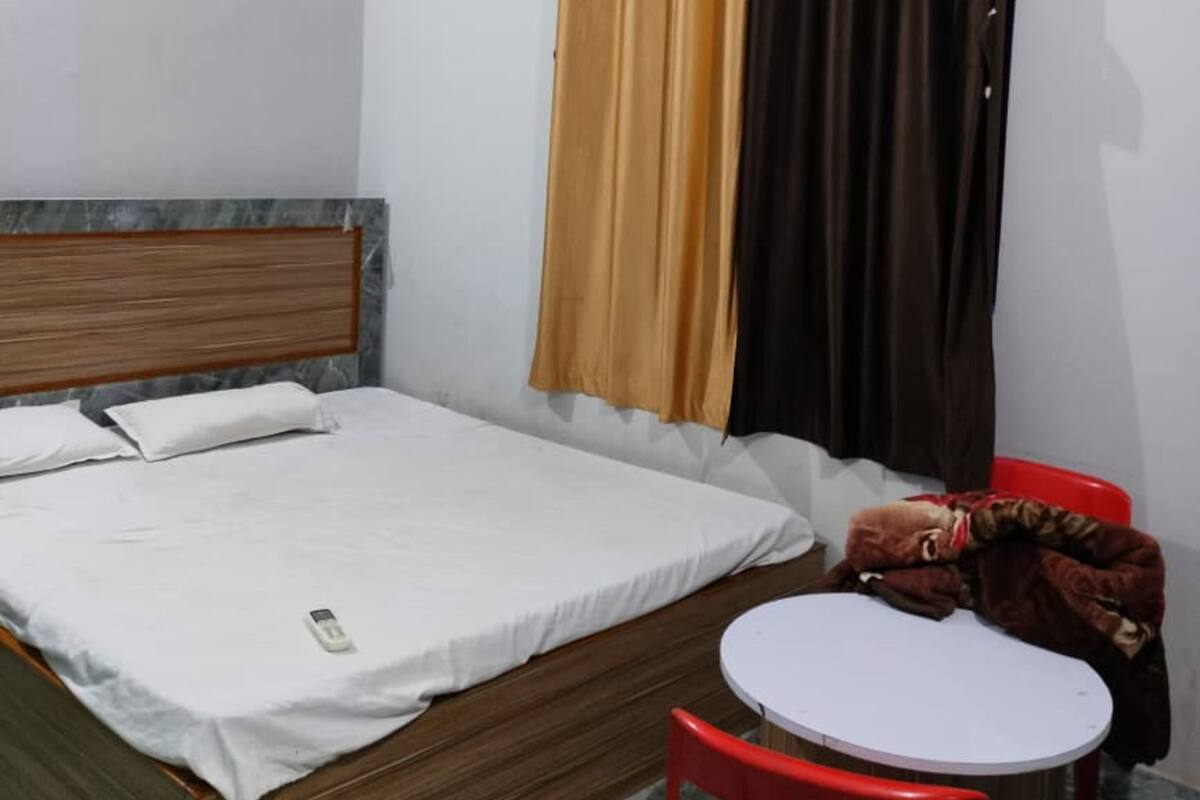 Deluxe Room | Rollaway beds, bed sheets