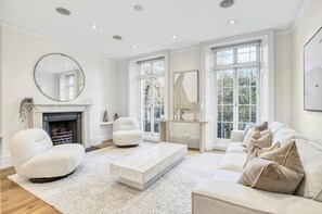 Living area - Luxury Harrods Home With Cinema Room & Garden (London)