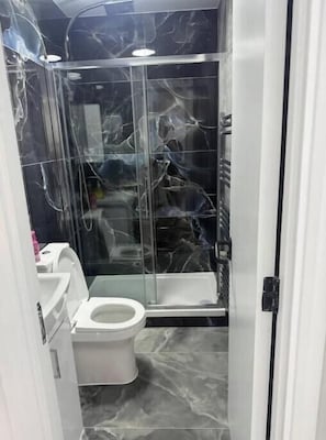 Dusj, hårføner, håndklær og såpe