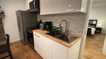 Coffee/tea maker, fridge, microwave, oven