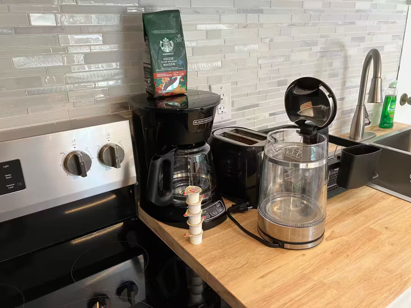 Kaffe- och tebryggare, kylskåp, mikrovågsugn och ugn