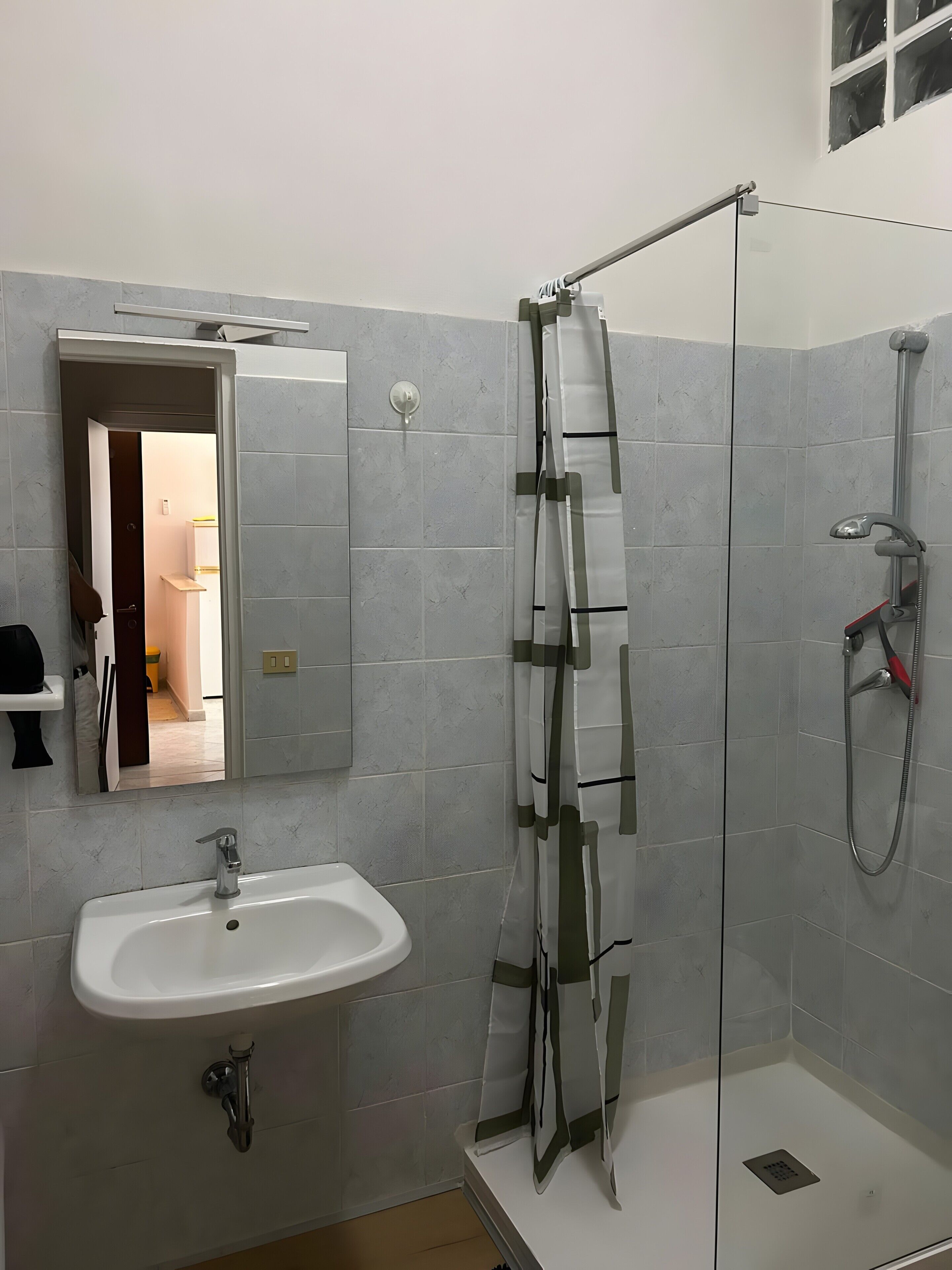 Chuveiro, secador de cabelo, toalhas de banho 