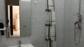 Chuveiro, secador de cabelo, toalhas de banho