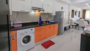 Réfrigérateur, four à micro-ondes, surface de cuisson, grille-pain