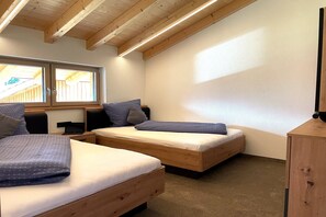 A room with two wooden beds, a window, and a wooden ceiling. - Panoramic view apartment Kaunergrat (Kaunerberg)