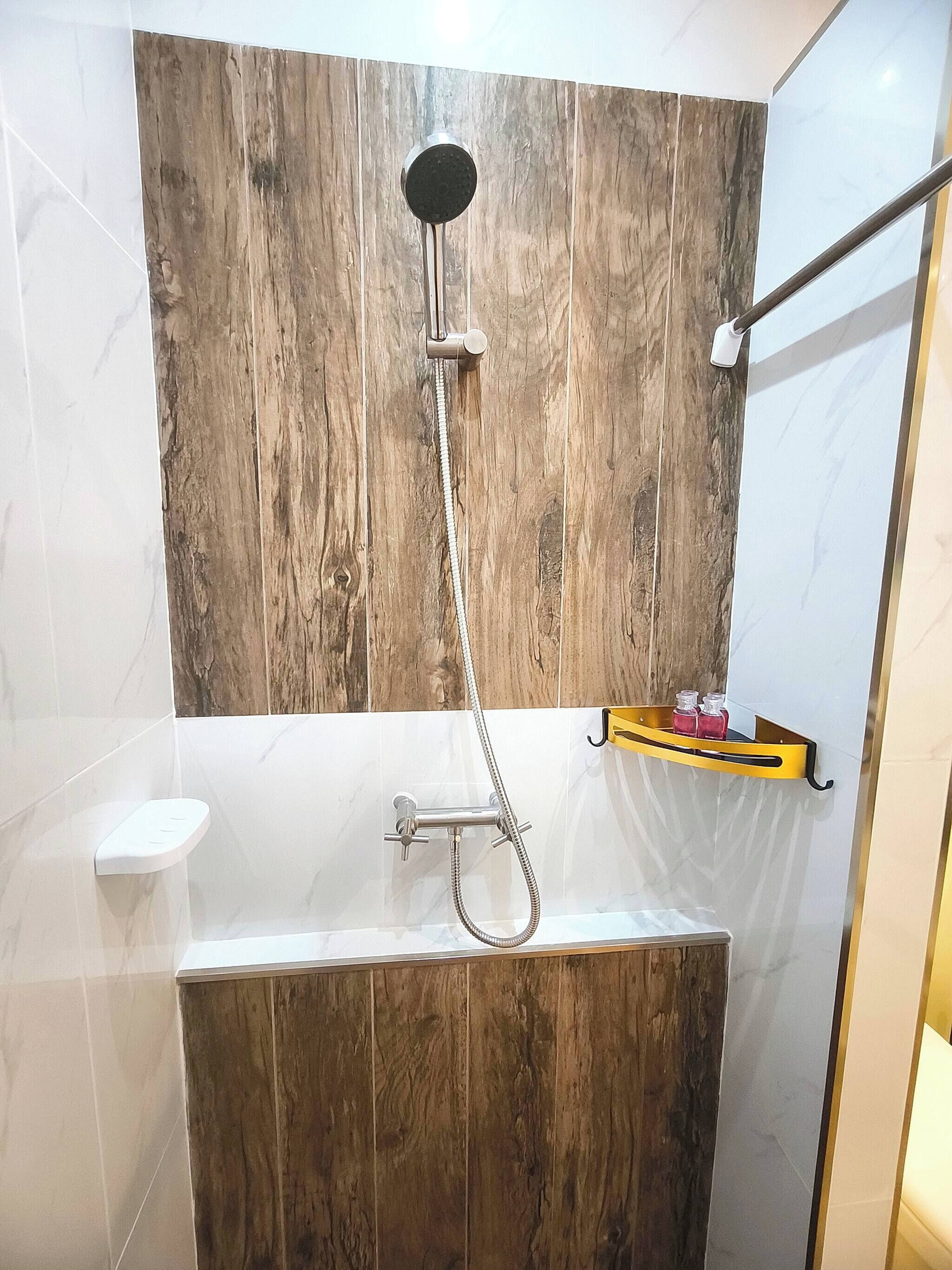 Douche, sèche-cheveux, serviettes fournies