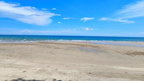 A beach with clear skies and calm waters. - Beach Villa 21D Blue Haven Bay Resort - 4 rooms (Ko Chang)