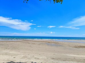 A beach with clear skies and calm waters. - Beach Villa 21D Blue Haven Bay Resort - 4 rooms (Ko Chang)