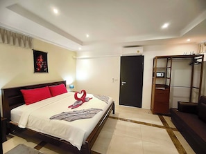 A hotel room with a bed, a wardrobe, a desk, and a mirror. - 1 Bedroom Villa with Beach View Koh Chang (Ko Chang)