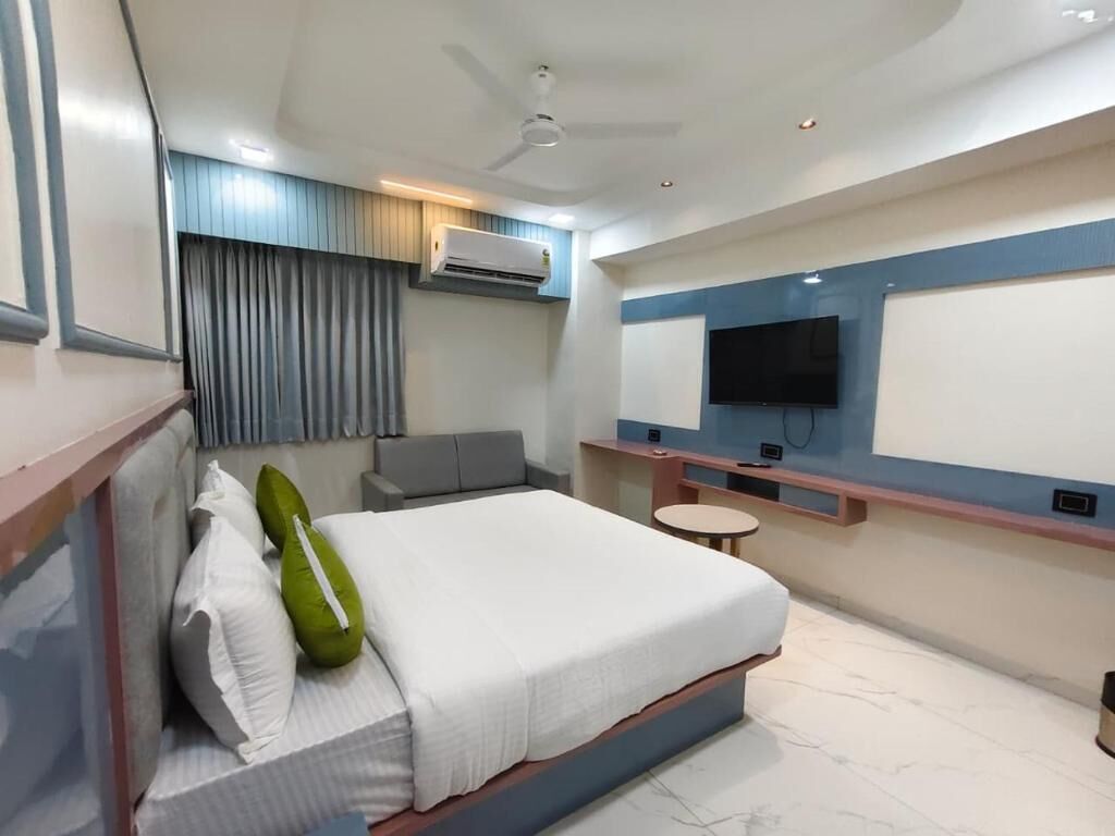 In-room safe, iron/ironing board, WiFi (free)