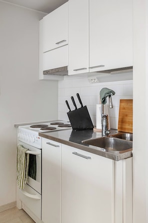 Estúdio conforto, 1 cama Queen, vista para o pátio | Cozinha privada | Cafeteira/chaleira, frigobar, micro-ondas, fogão