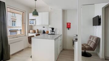 Estudio Confort, 1 cama de matrimonio, vistas al patio | Espacio para trabajar con un portátil y cortinas opacas