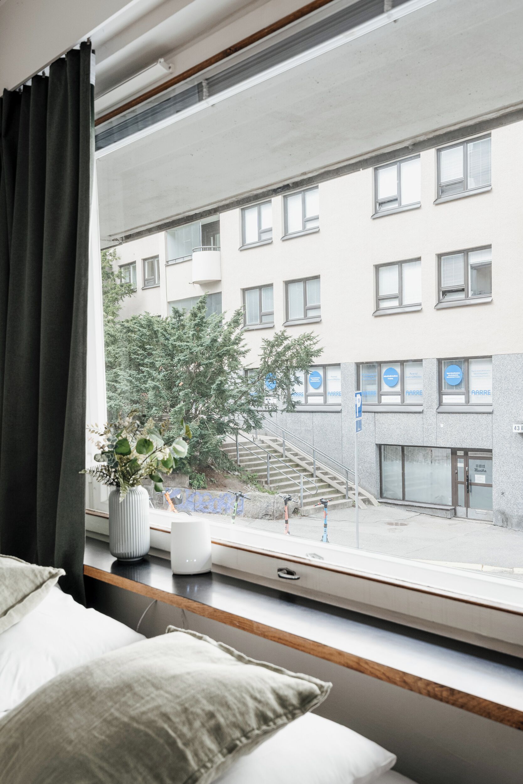 Studio Confort, 1 grand lit, vue cour intérieure | Vue de la chambre