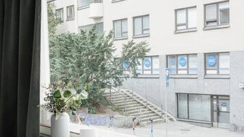 Studio Confort, 1 grand lit, vue cour intérieure | Vue de la chambre