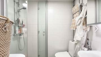 Estudio Confort, 1 cama de matrimonio, vistas al patio | Baño | Artículos de higiene personal gratuitos, secador de pelo, bidé y toallas