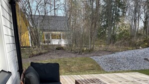 En träaltan med en soffa och ett bord.
