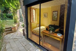 Ein Zimmer mit einem Bett, einem Tisch und einem Fenster.