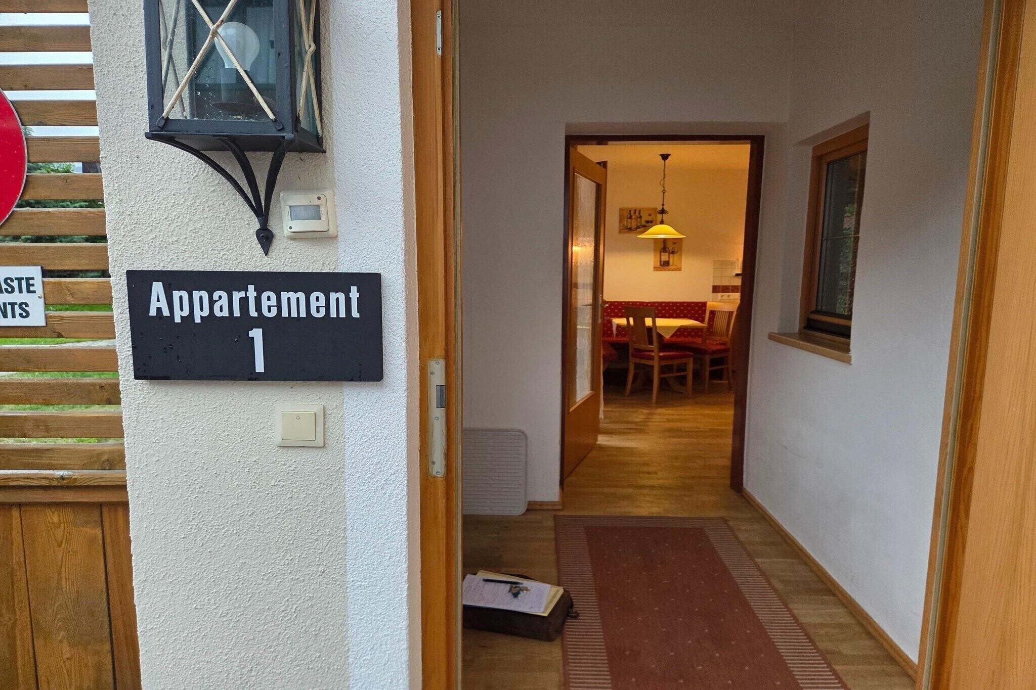 Eingang zu einer Wohnung, ein Schild mit der Aufschrift 'Appartement 1'.