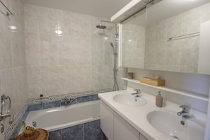 Bathroom - Middelkerke Beach Apartment (MIDDELKERKE)
