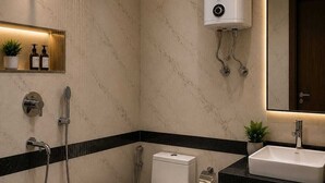 Un baño moderno con ducha, inodoro y lavamanos.
