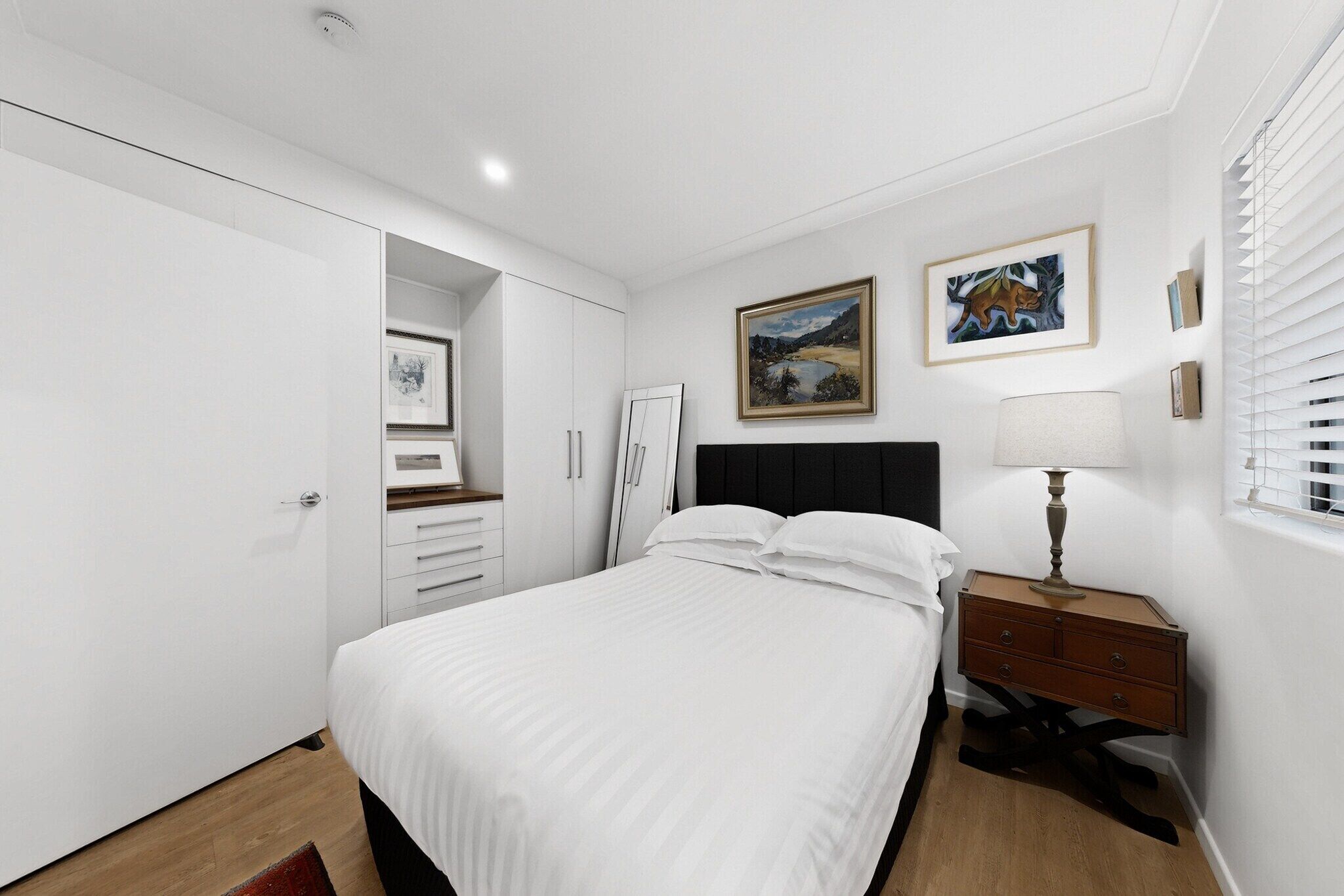 Desk, iron/ironing board, Internet, bed sheets