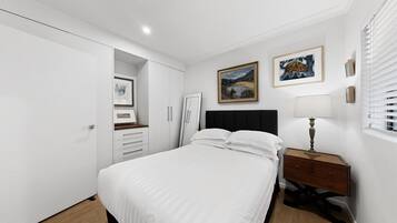 Desk, iron/ironing board, Internet, bed sheets