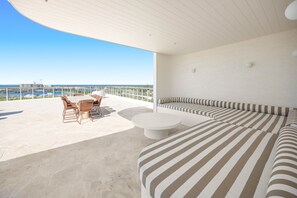 Outdoor dining - Poolside 2-Bed Apartment at Lake Kawana (Birtinya)