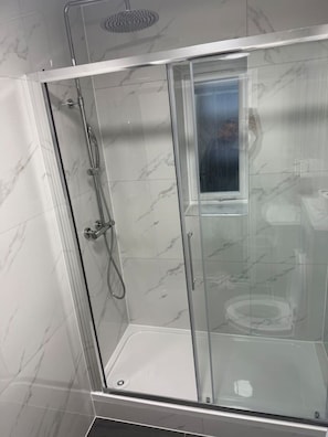 Bathroom - Bright & Spacious One-Bedroom Flat (London)