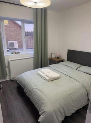 1 habitación, tabla de planchar con plancha, wifi gratis y ropa de cama 