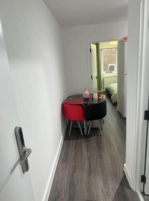 1 habitación, tabla de planchar con plancha, wifi gratis y ropa de cama 