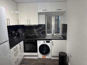 Refrigerador, microondas, horno y tetera eléctrica 