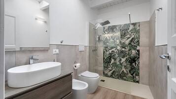 Douche, sèche-cheveux, serviettes fournies