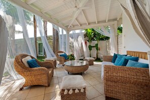 Terrace/patio - Villa Maison Menhir with Private Pool, Wi-Fi and Air Conditioning (Galugnano)